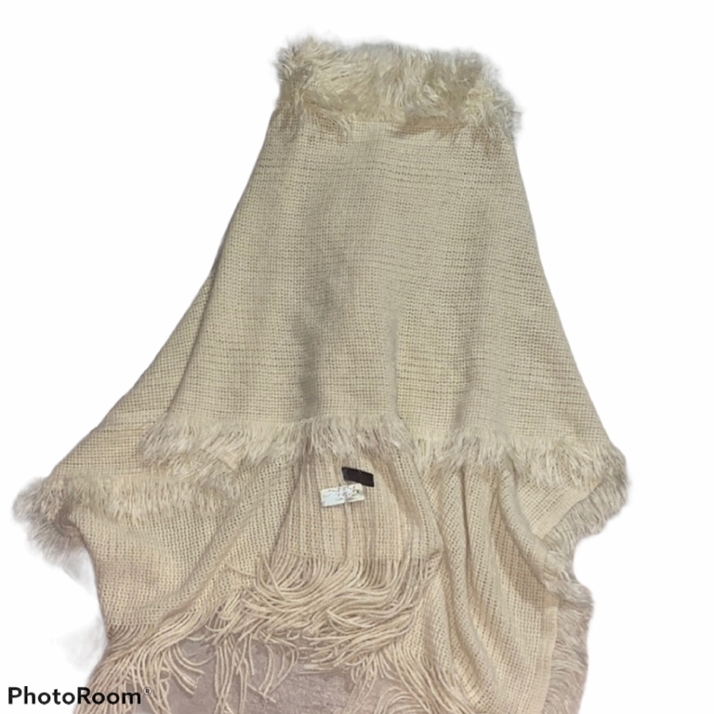 NWT Rikka Boutique Soft Shawl Fringe Sweater one size